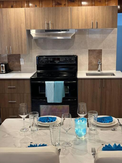 Cozy Spacious Work Friendly Lotus With Garden View High Speed Free Wi Fi And Parking Adjacent To Downtown Montréal Buitenkant foto